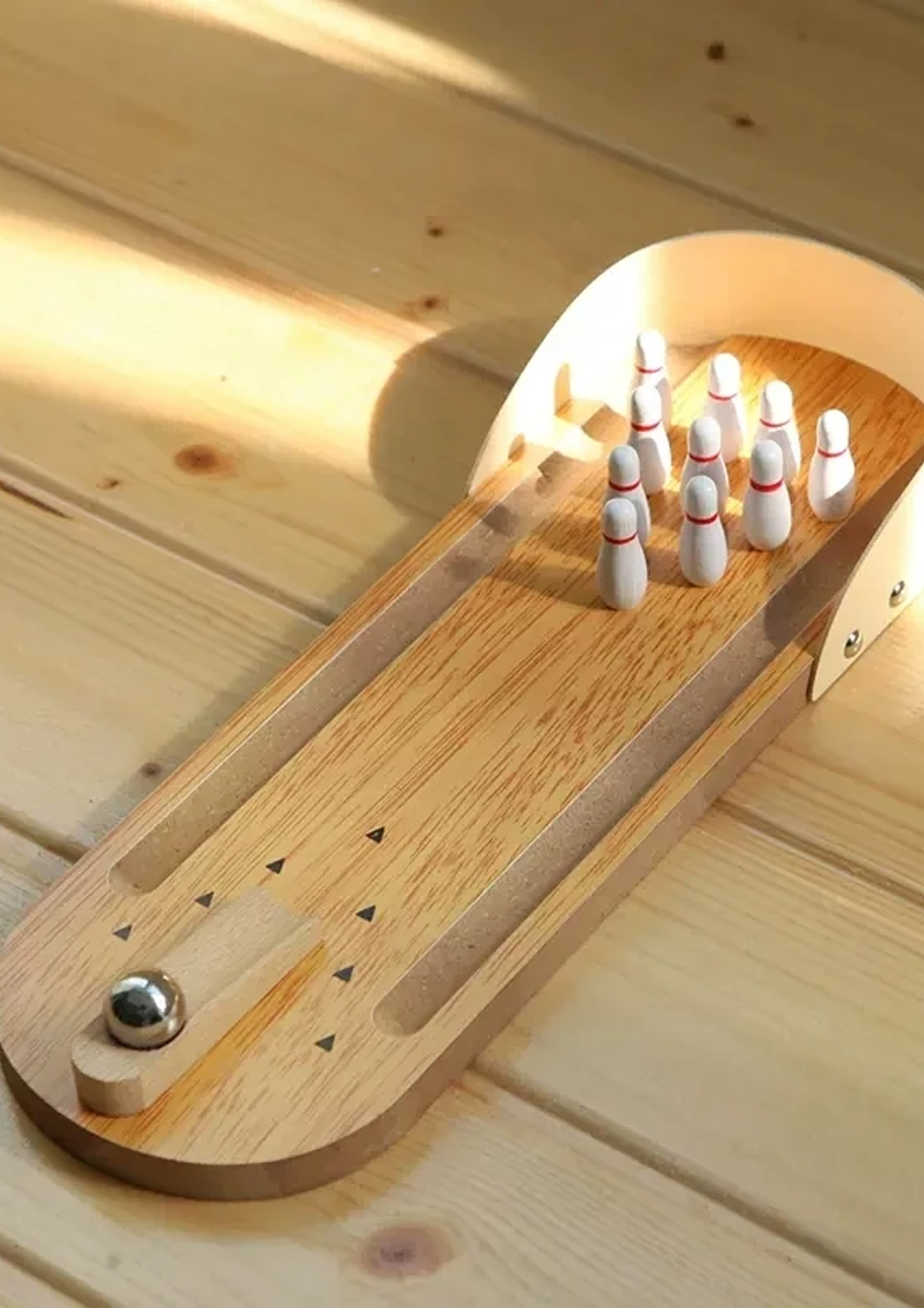 Mini Desktop Bowling Sets Have Swept Through The Workplace, Setting Off A New Trend In Office Entertainment.